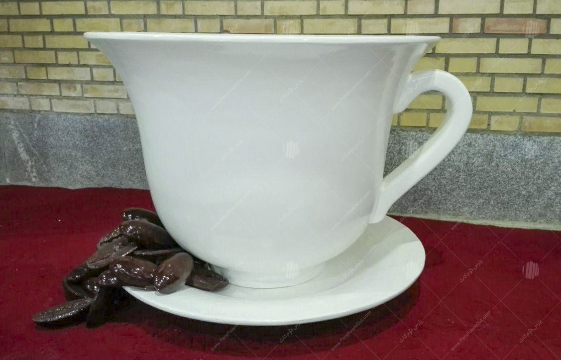 ماکت فنجان به همراه دانه های قهوه