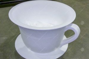 ماکت فنجان به همراه دانه های قهوه